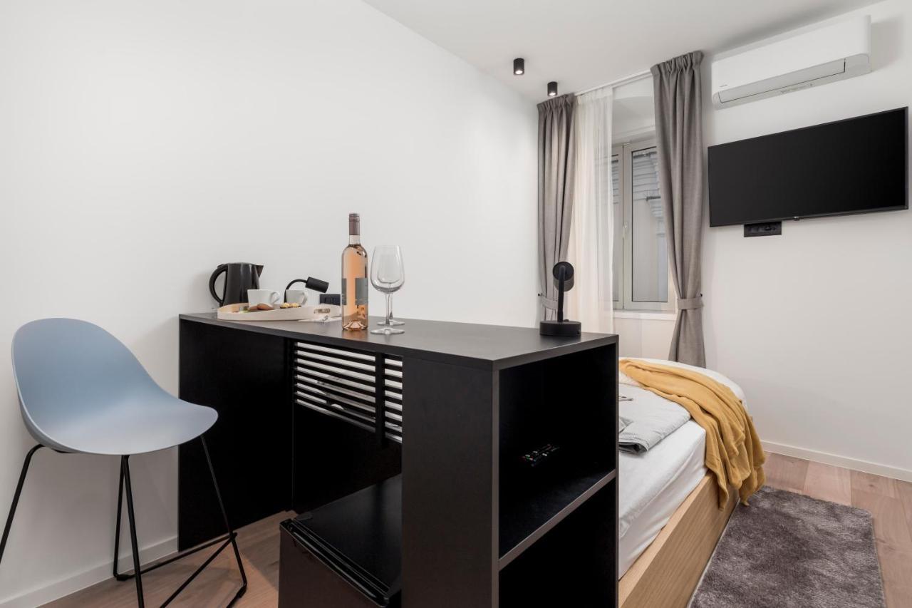 Deluxe Apartments & Rooms "In The Center" 리예카 외부 사진
